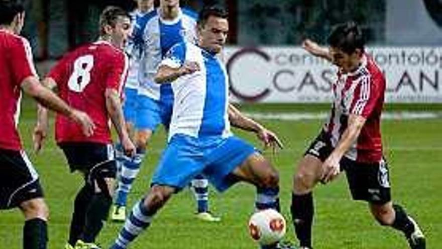 Geni pelea un balón en el partido ante la UD Logroñés.