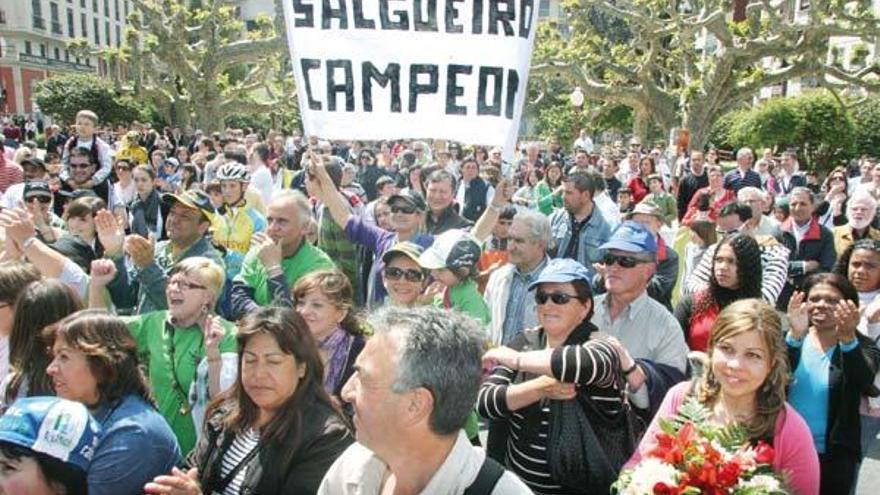 Máxima expectación en la  plaza de Ravella para despedir a  la serpiente multicolor de la Volta