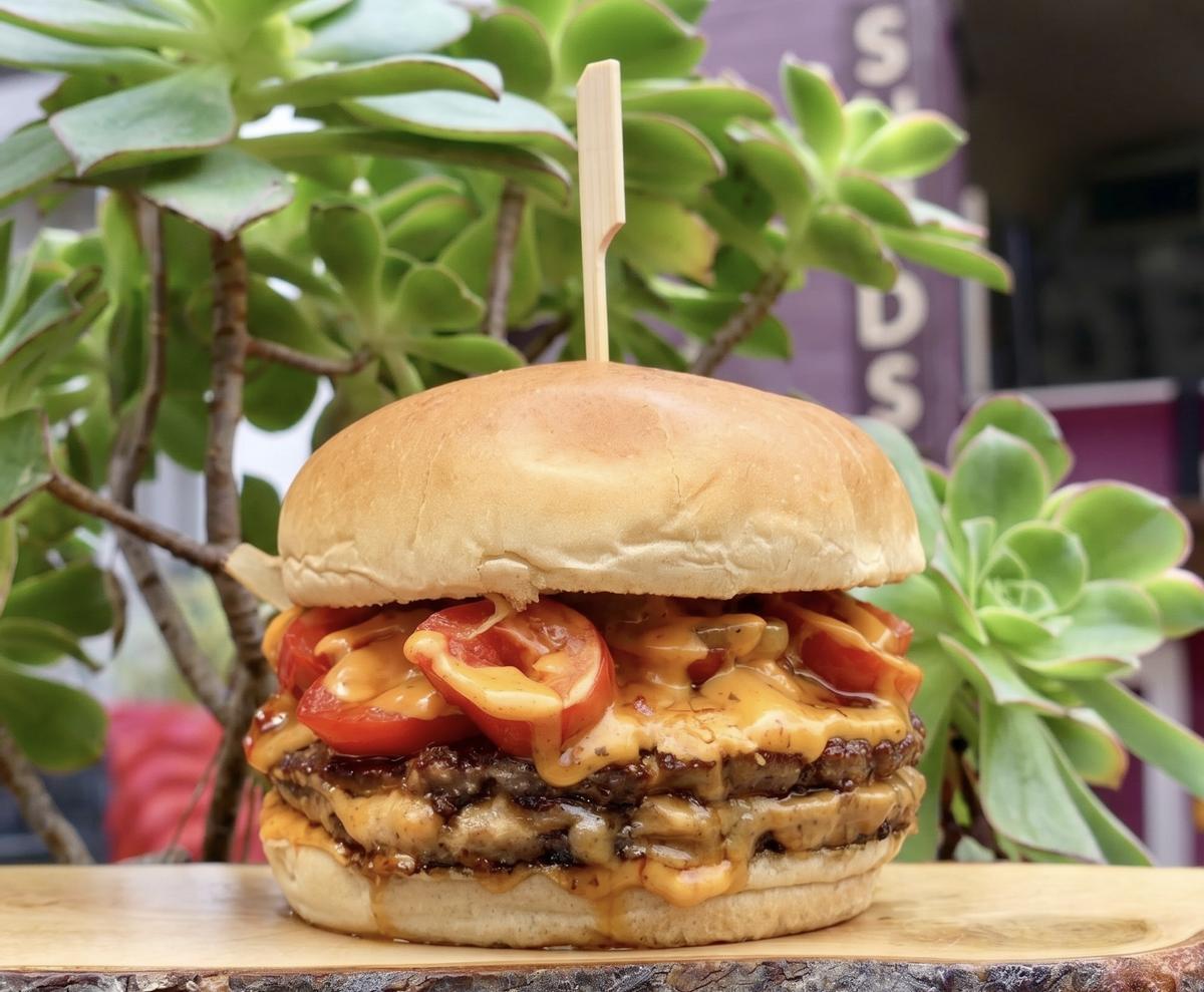 La nueva hamburguesa Sinaloa representa el lado más atrevido de la carta.