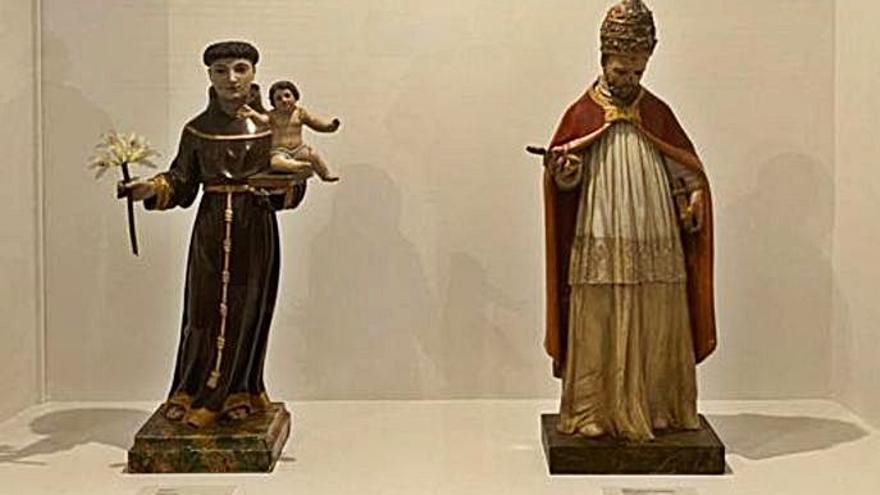 Dos esculturas, a la derecha la San Pedro