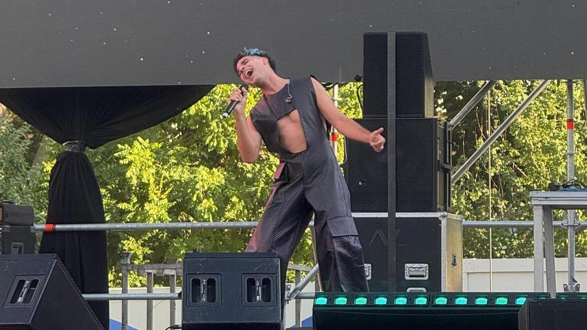 Dakles, cantante de Coria (Cáceres), durante su actuación en el Orgullo de Madrid.