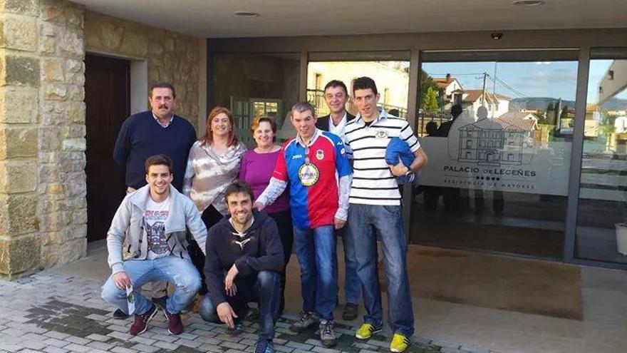 Fernández (con la camiseta del Langreo) en el homenaje que se le tributó en 2014 en Valdesoto.