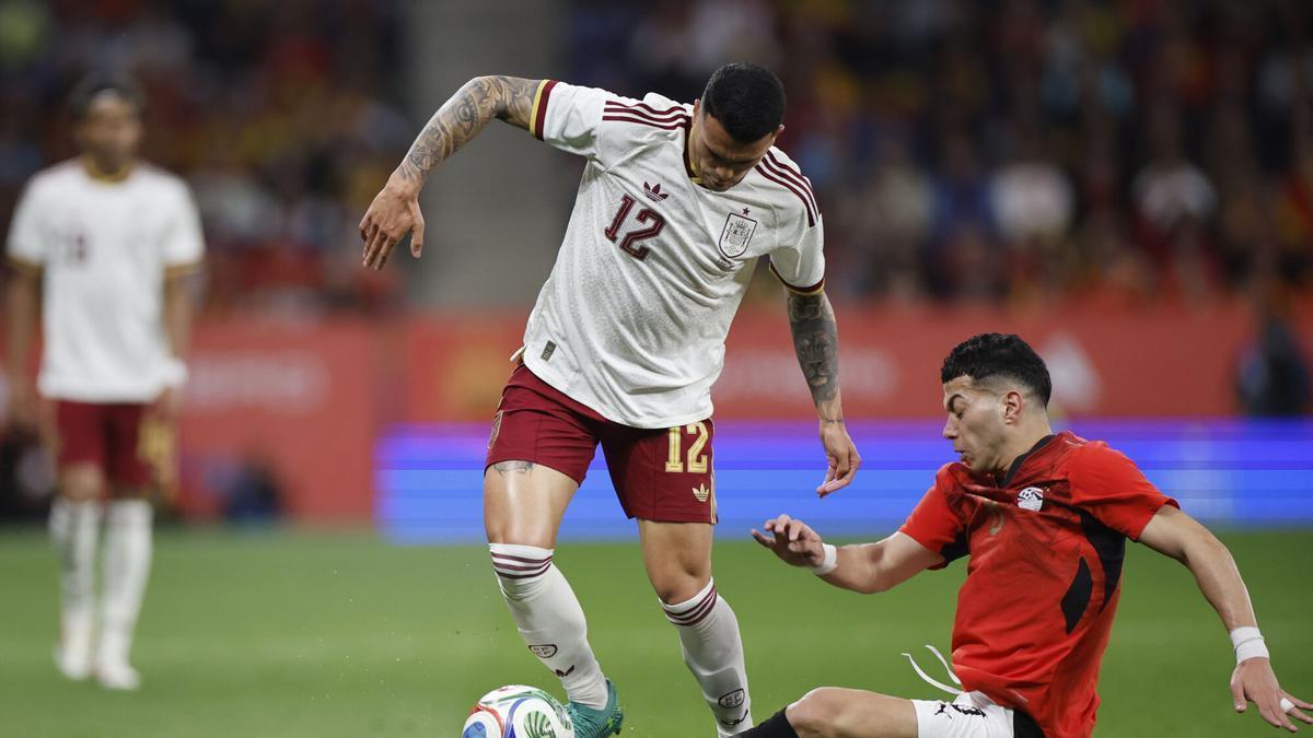 Pedro Porro controla el balón en el último amistoso con España, ante Egipto.