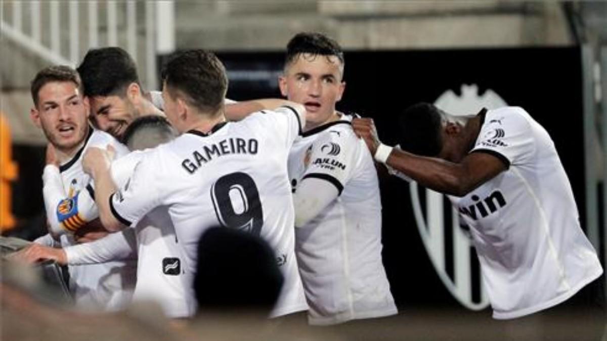 Los jugadores del Valencia celebrando el tanto de Manu Vallejo