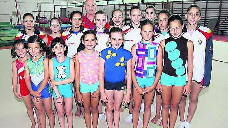 Carballo, junto a las componentes de la selección femenina y jóvenes gimnastas del Grupo Covadonga.