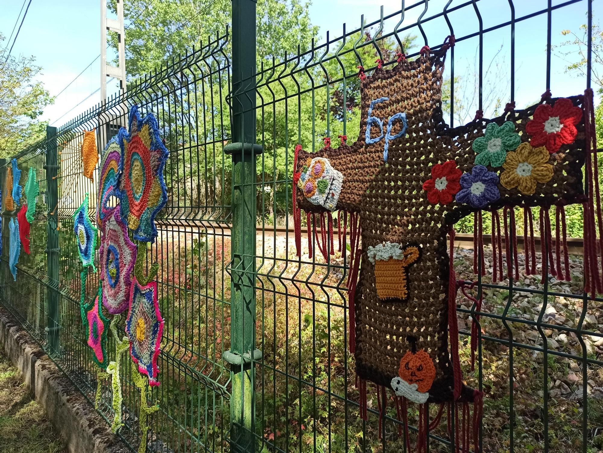 El arte urbano se teje en la Pola, el artista "6p" llena la Senda del Nora de ganchillo: "Si alguien se siente solo, que se sienta más acompañado"