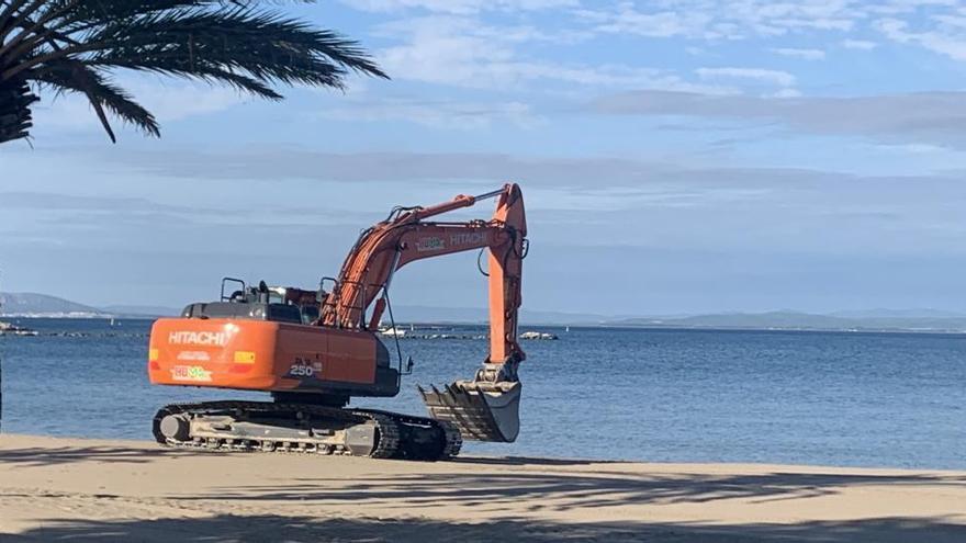 Una de les màquines treballant en la reposició de sorra en una de les platges.