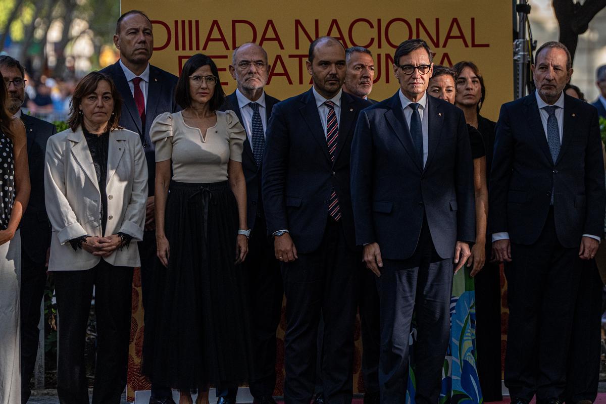 El president de la Generalitat, Salvador Illa, con sus consellers, en la ofrenda floral al monumento de Rafael Casanova