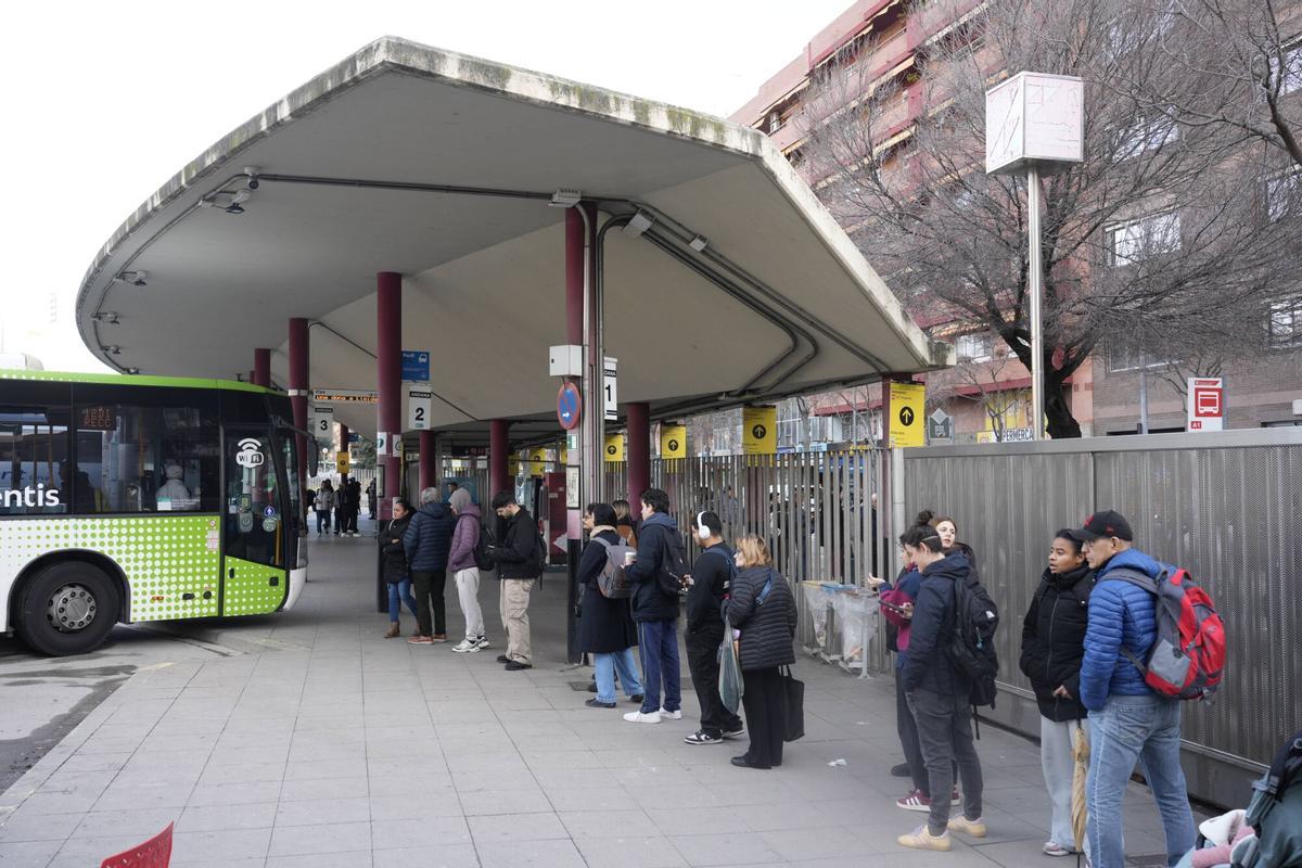 Cola en la estación de autobuses interurbanos de Fabra i Puig