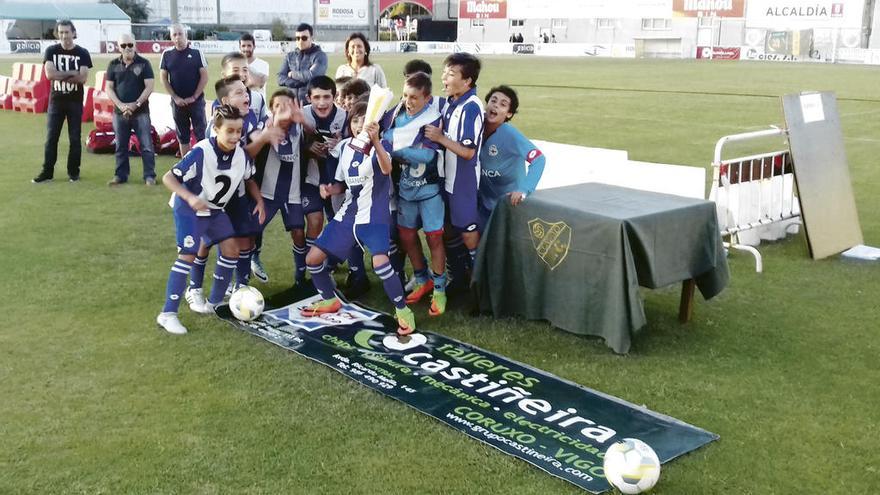 El equipo alevín del Deportivo celebra el título logrado. // R.R.