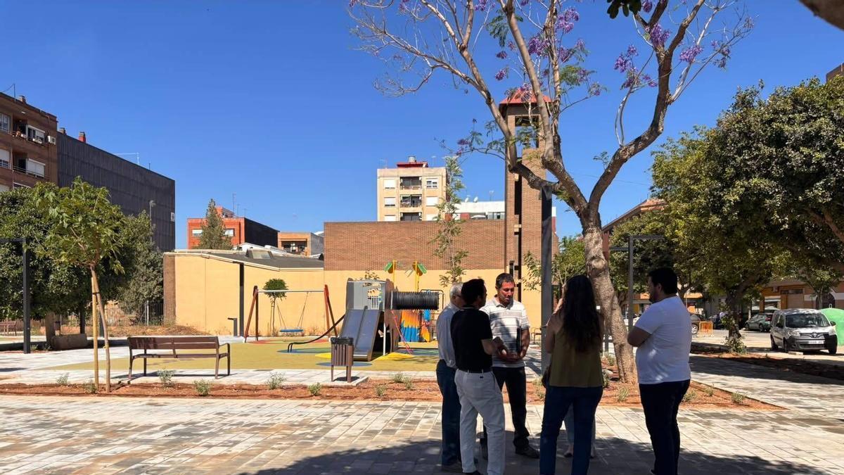 Las autoridades locales visitan el parque.