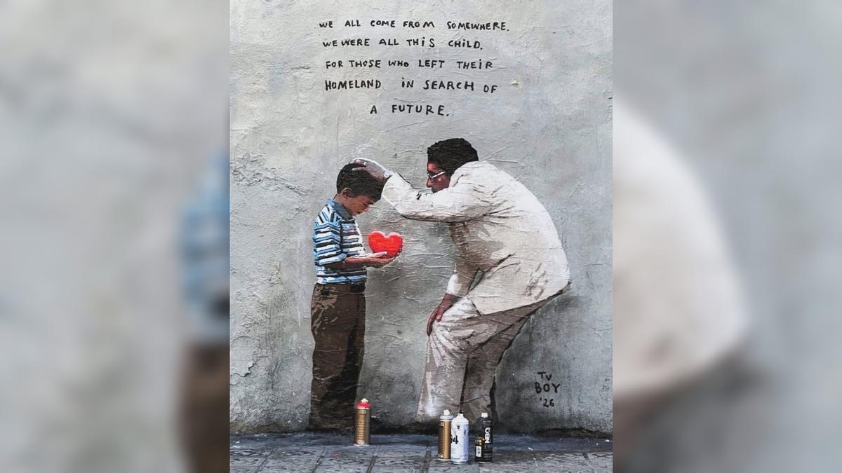 TVBOY pinta en Barcelona un mural de Bad Bunny inspirado en la Super Bowl