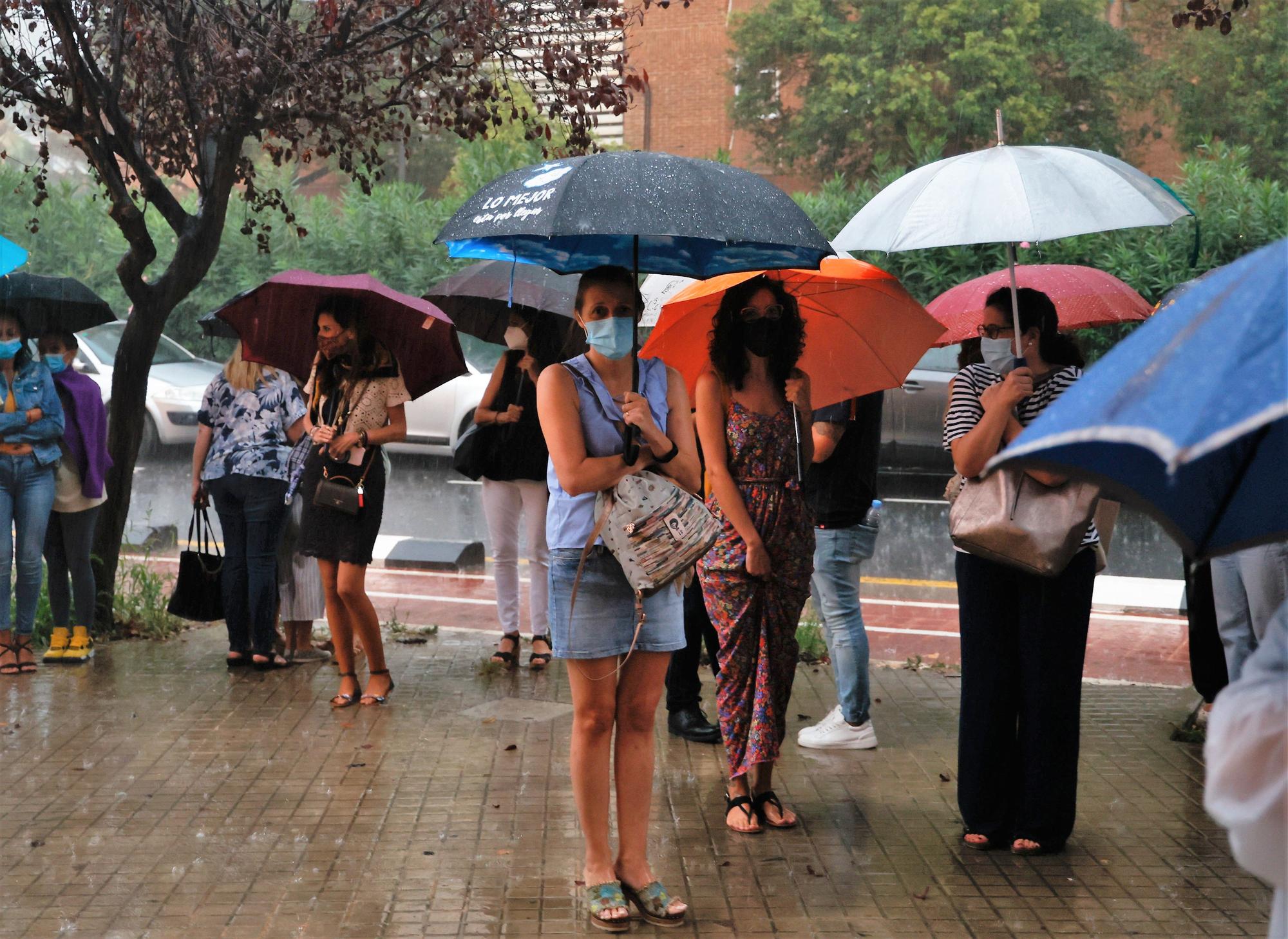 La lluvia irrumpe en la presentación de las candidatas a Falleras Mayores de València 2022