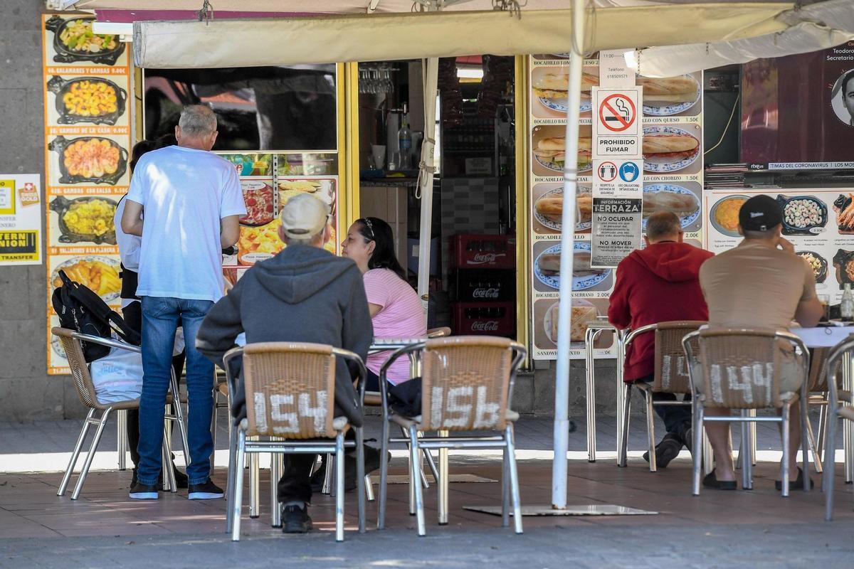 Personas consumiendo en una cafetería de la capital gracanaria.