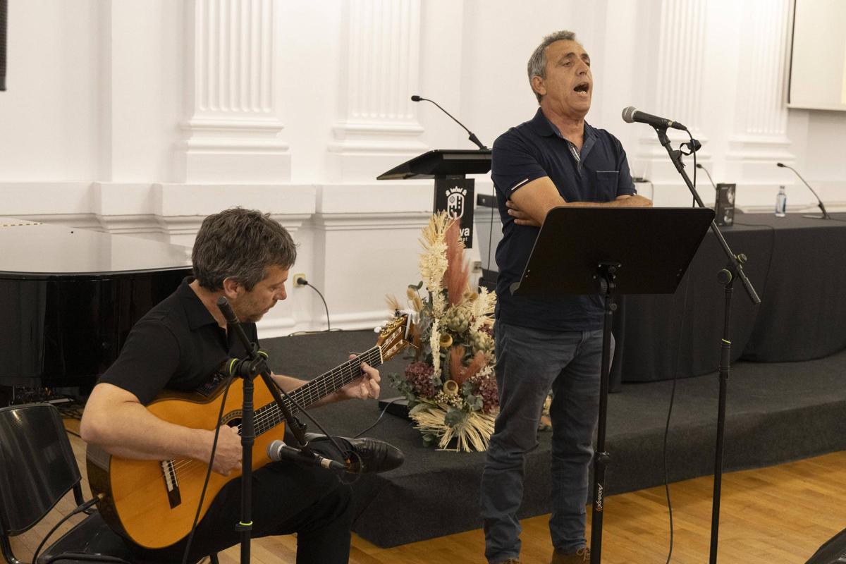 Actuación de Pep Gimeno "Botifarra" en la presentación del libro de Miquel Alberola sobre Raimon.