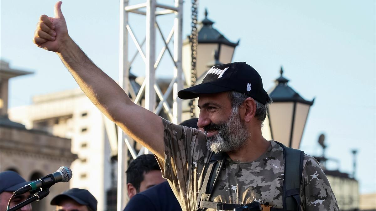 zentauroepp43155703 armenian opposition leader nikol pashinyan gestures to his s180504185331