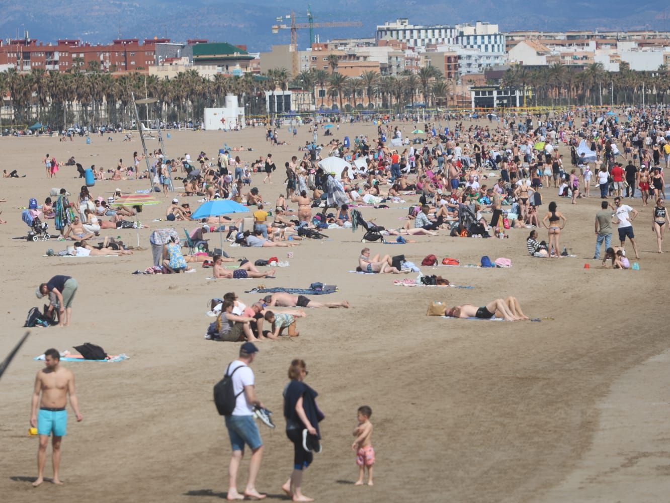 Primeros chapuzones del año en un domingo de sol y playa