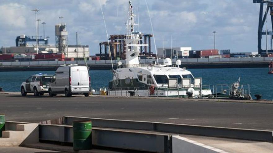 La patrullera de la Guardia Civil &#039;Cabaleiro&#039; permanece atracada en el muelle de Puerto Naos. | javier fuentes