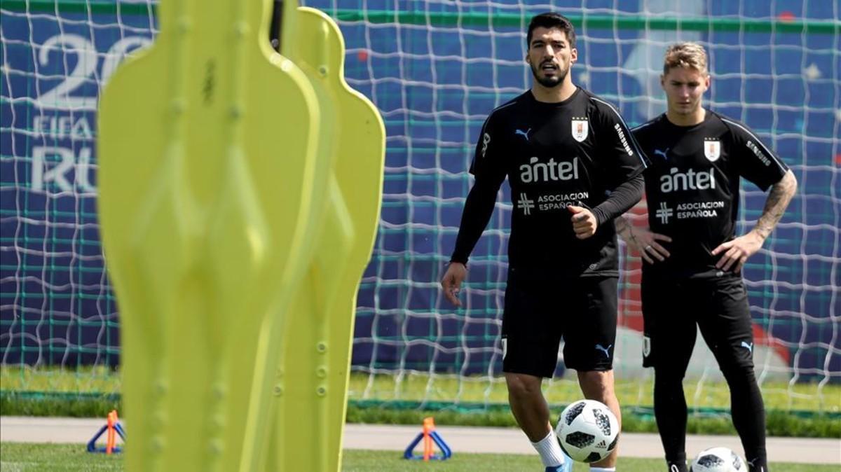 Varela (derecha), junto a Suárez en el último entrenamiento de la Celeste