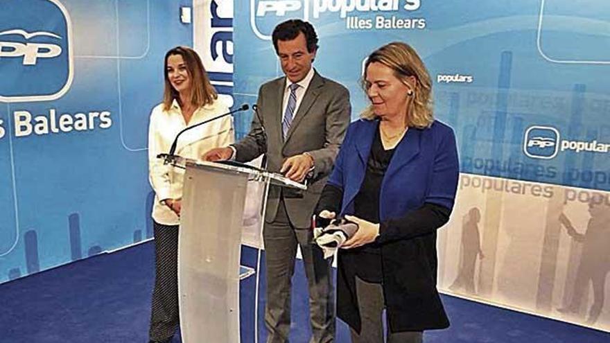 Company, entre Prohens y Salom, el martes en la sede del PP