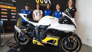 Ana Carrasco, Pakita Ruiz, Sara Sánchez, Beatriz Neila, y Andrea Sibaja con la Yamaha R7 oficial del campeonato.