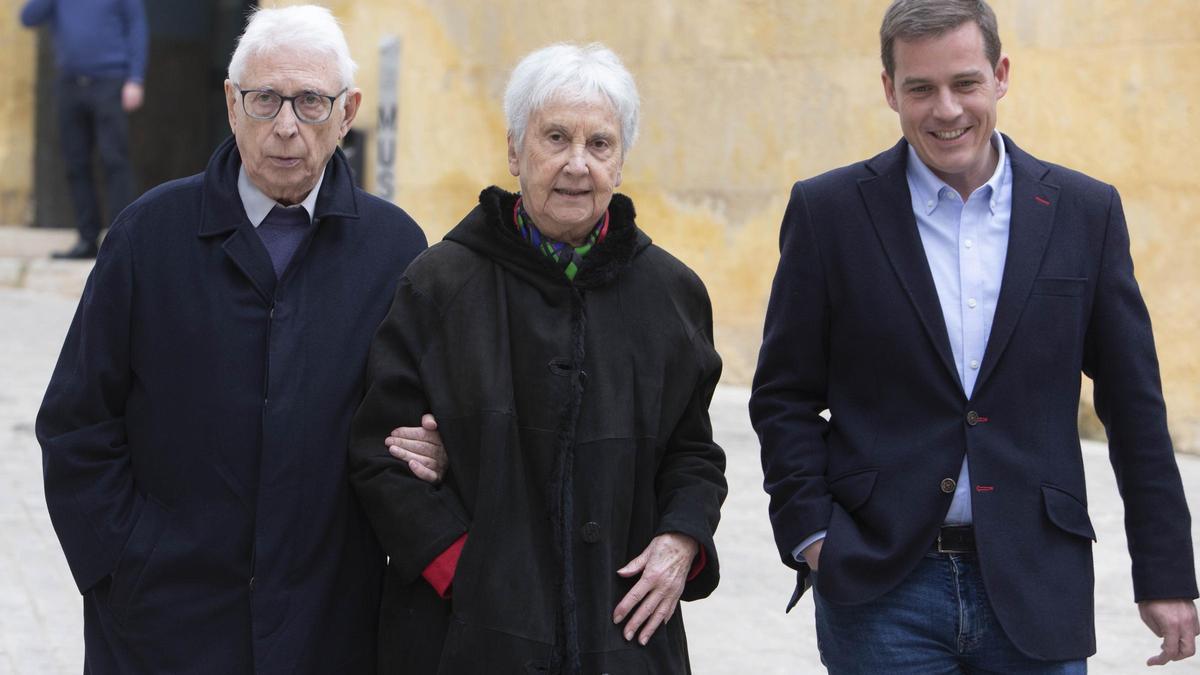 Raimon y Annalisa, junto al alcalde Roger Cerdà, en el exterior del Museo de Bellas Artes de Xàtiva.