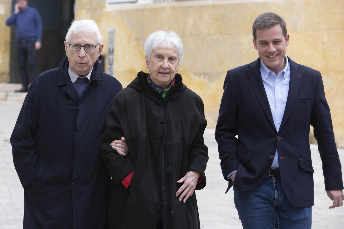 Raimon y Annalisa, junto al alcalde Roger Cerdà, en el exterior del Museo de Bellas Artes de Xàtiva.
