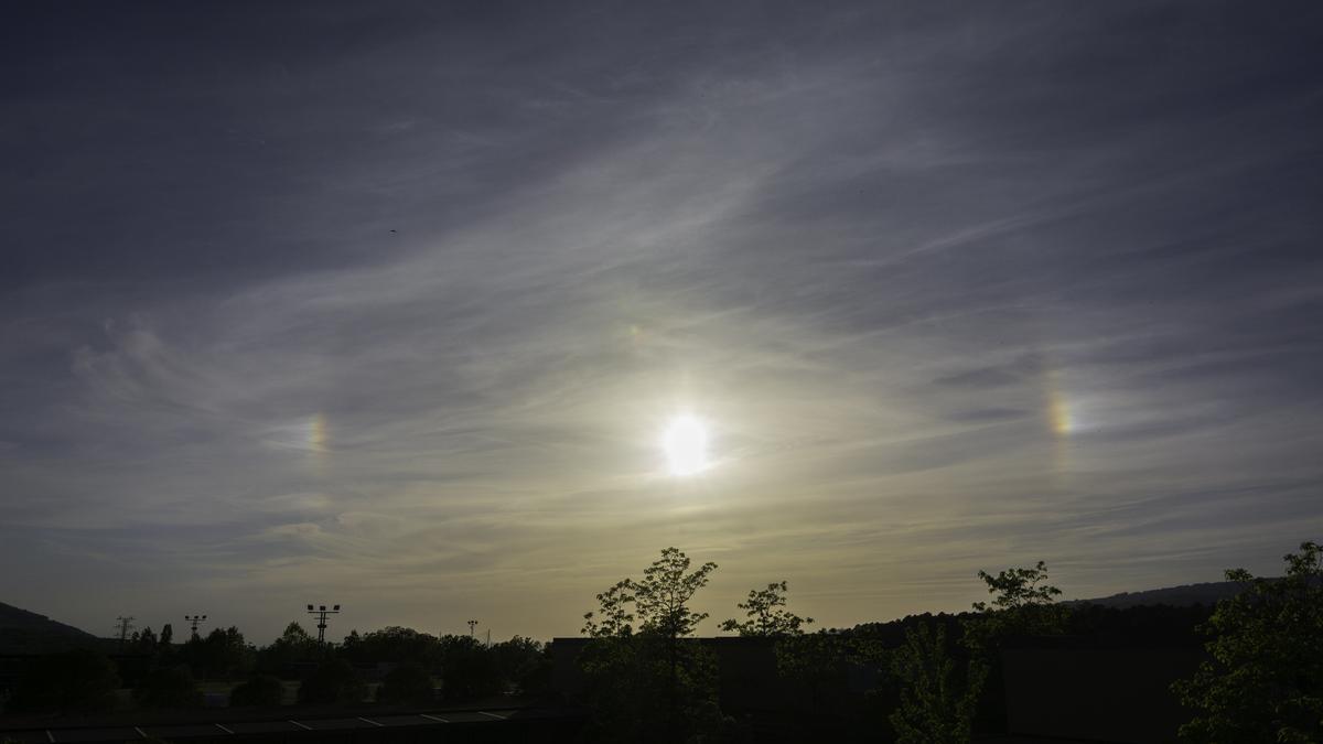 Hervás. Las nubes de tipo alto, cirrostratos, dejan ver este halo solar y dos parhelios con un inicio de halo solar en la parte derecha.
