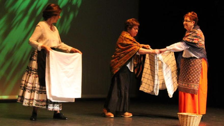 Tres de las actrices del Grupo de Teatro Sénior de Afundación