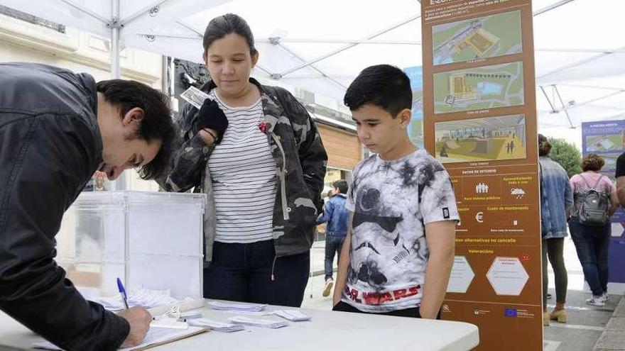 Votación sobre el uso de las piscinas climatizadas. // Bernabé/Javier Lalín