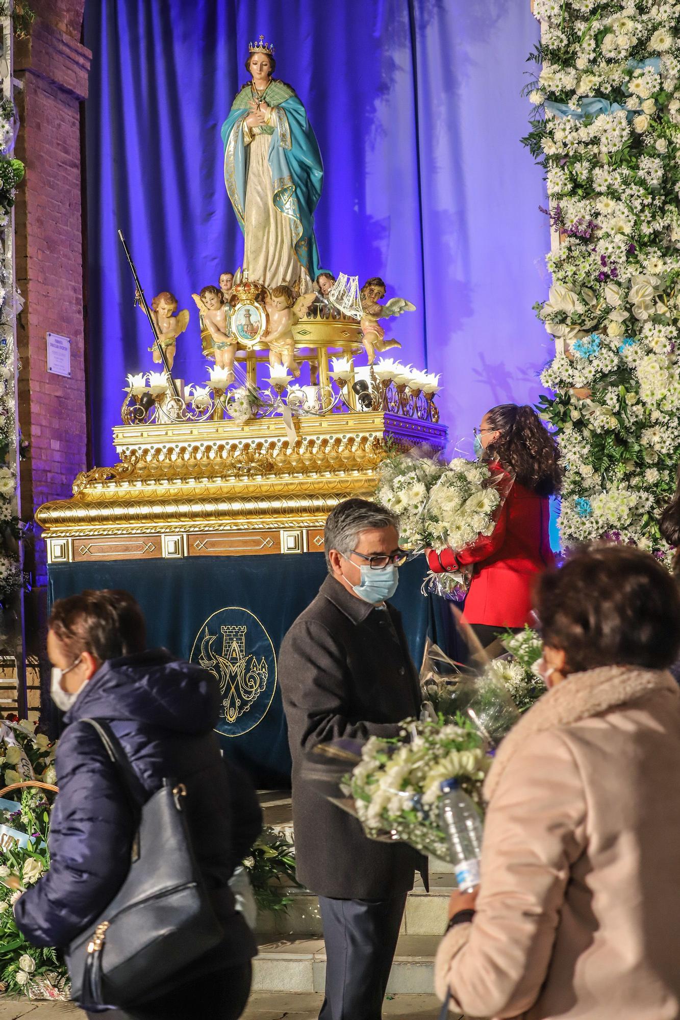 Torrevieja rinde homenaje a su patrona con una ofrenda floral