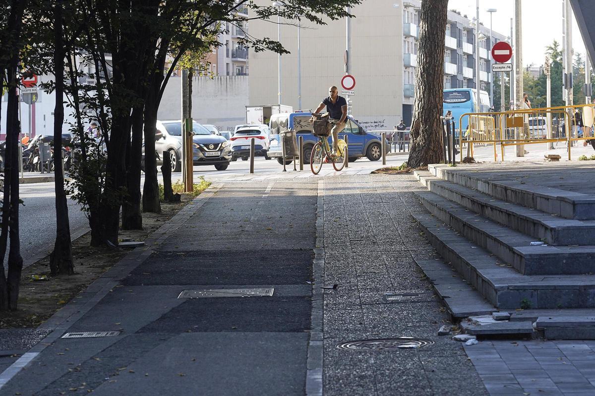 El carril bici del carrer de Ferràn Soldevila i Zubiburu tindrà continuïtat davant l'estació.