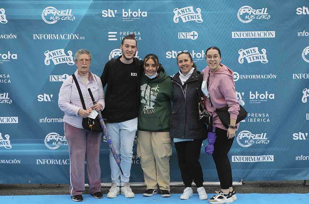 Santa Faz 2022: Numerosos participantes en la romería se fotografían en el photocall de Información