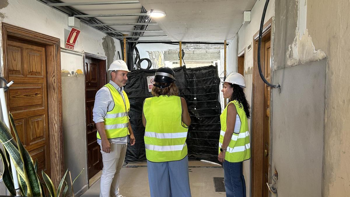 Los ediles Alejandro Marichal y Lucía Jiménez en el interior de uno de los bloques.