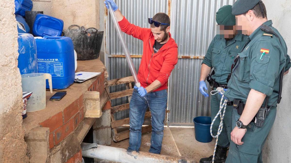 Un técnico de Medio Ambiente y agentes del Seprona recogen muestras en una desalobradora detectada en Torre Pacheco. | MARCIAL GUILLÉN (EFE)