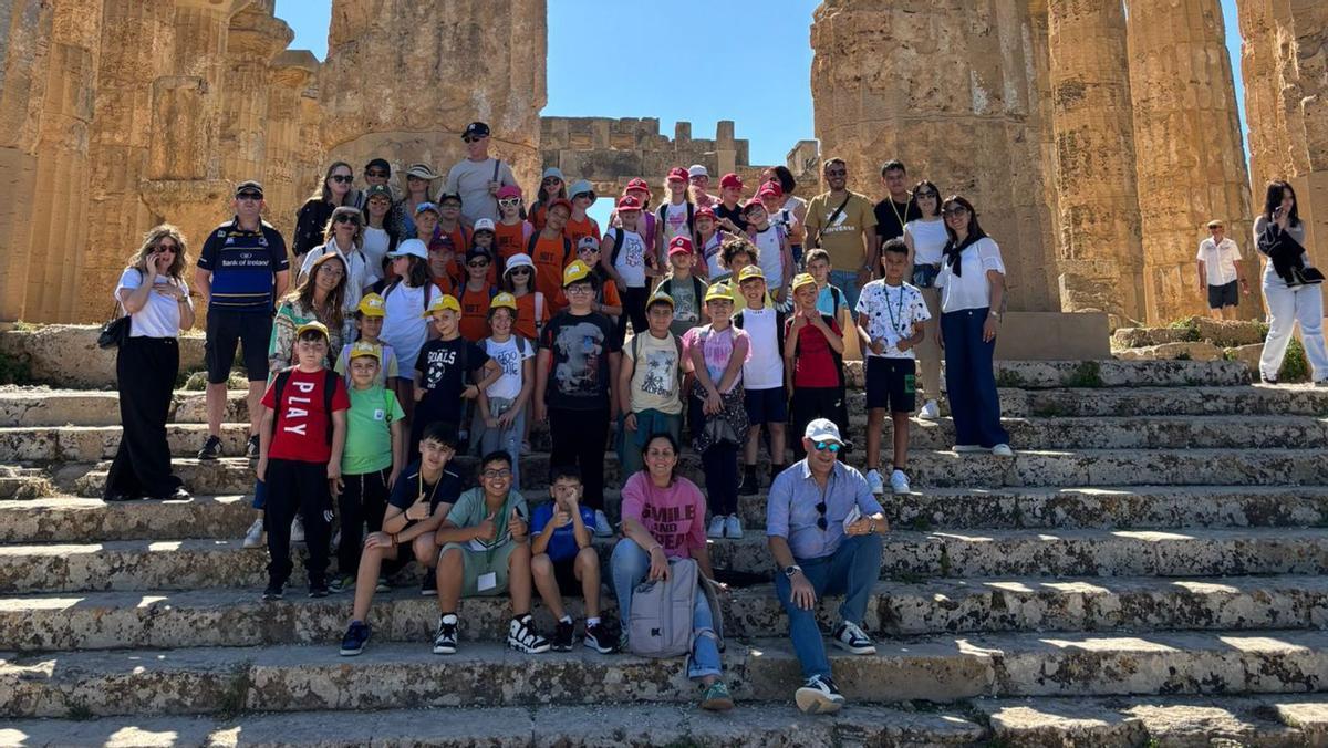 Alumnos y docentes del centro de Santa Cruz en Mazara del Vallo, en Italia. | L.O.