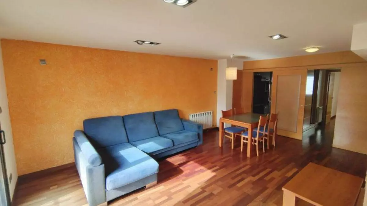 Oportunidad inmobiliaria en la costa de Barcelona: buen piso con garaje y terraza por 220.000 euros