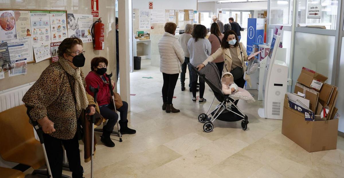 Pacientes en el centro de salud de Baltar, en Portonovo, Sanxenxo. |   // GUSTAVO SANTOS