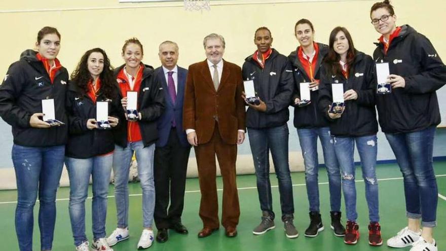 Las jugadoras de la selección española recibieron ayer sus medallas.