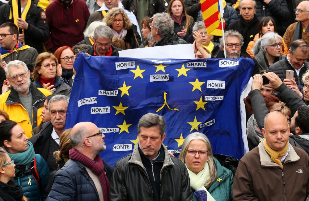 Manifestació multitudinària a Barcelona contra la detenció de Puigdemont