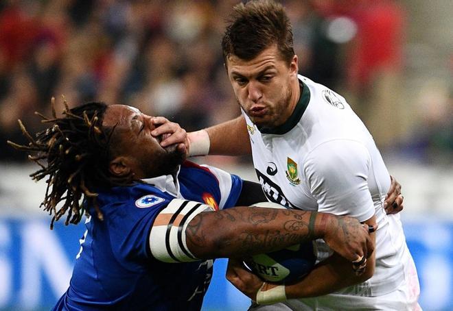 Handre Pollard (R) corre para evadir a Mathieu Bastareaud de Francia durante el partido de prueba del rugby internacional entre Francia y Sudáfrica en el Stade de France en Saint-Denis.