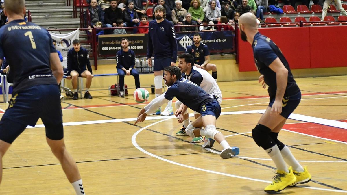 Renzo Cairús del Voley Palma recepciona durante el partido ante Guaguas en Inca