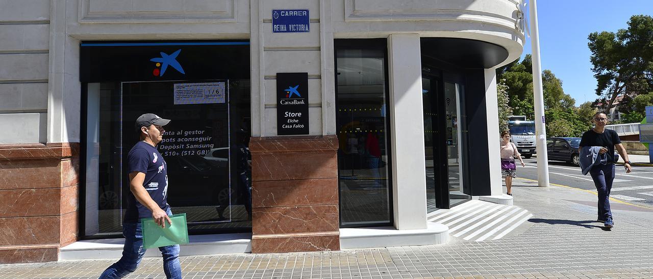 La restructuración bancaria ha provocado que las oficinas se concentren en los grandes municipios