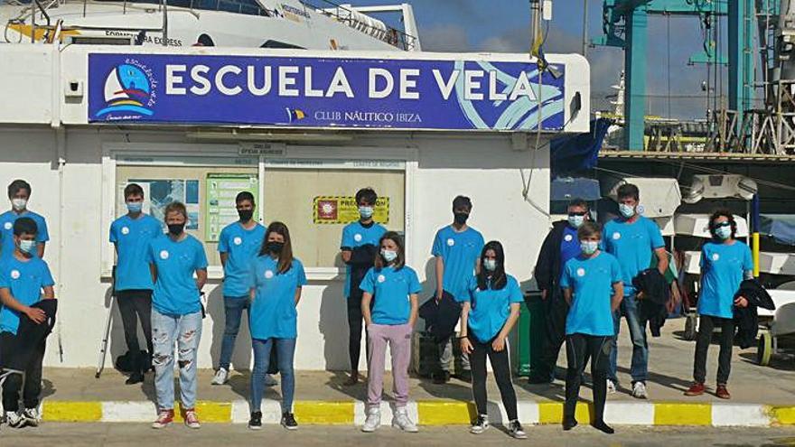 Foto de grupo de los regatistas de la clase ILCA del Club Náutico Ibiza. | CNI