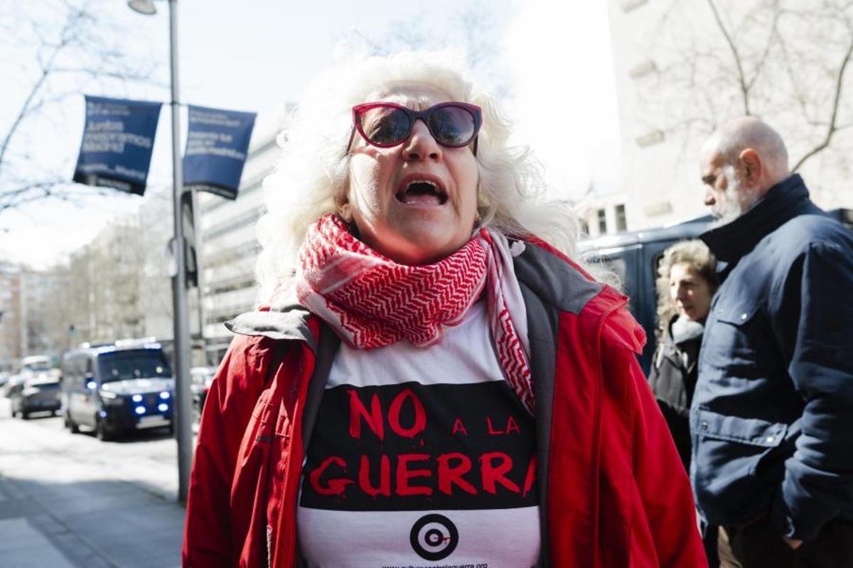 Una persona con una camiseta de 'No a la guerra' durante una manifestación pacifista, a 14 de marzo de 2026, en Madrid (España).