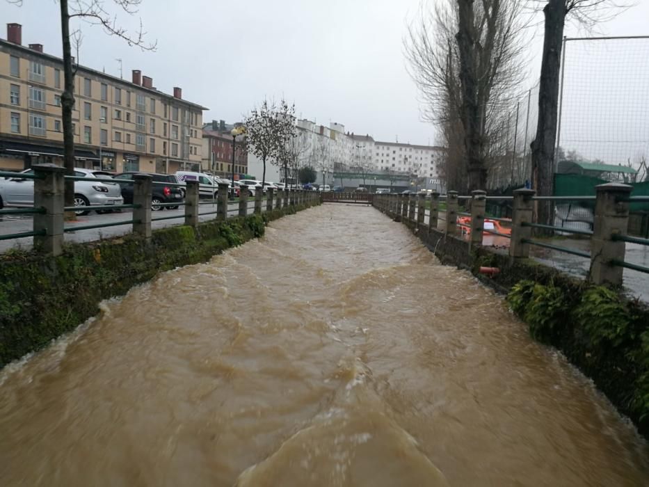 Tiempo en Asturias: Las espectaculares imágenes de las riadas, argayos e incidencias del temporal