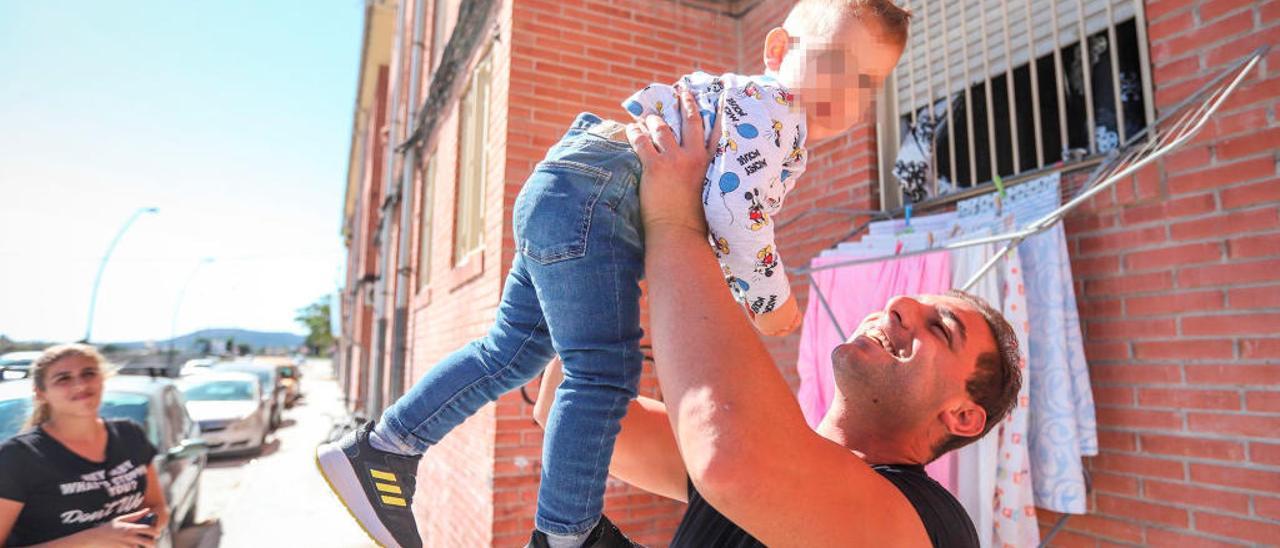 Pablo coge a uno de los niños que rescató, junto a su madre, todos protagonistas de la portada de INFORMACIÓN del 14 de septiembre.