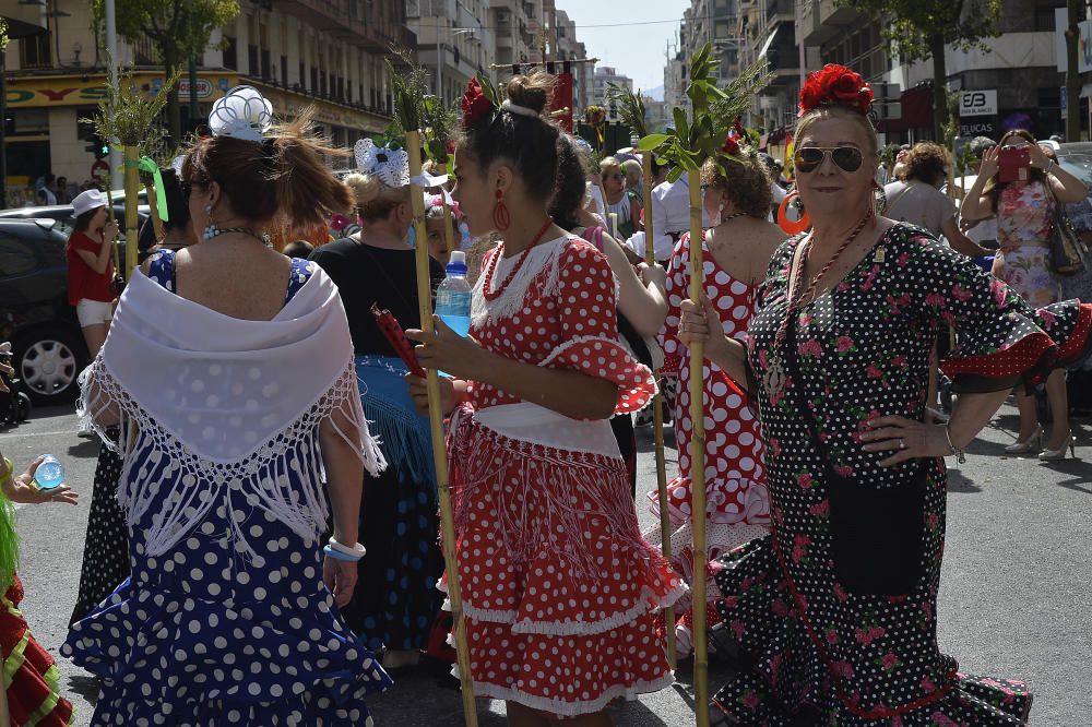 Cientos de personas acompañan a la Blanca Paloma hasta el Pantano