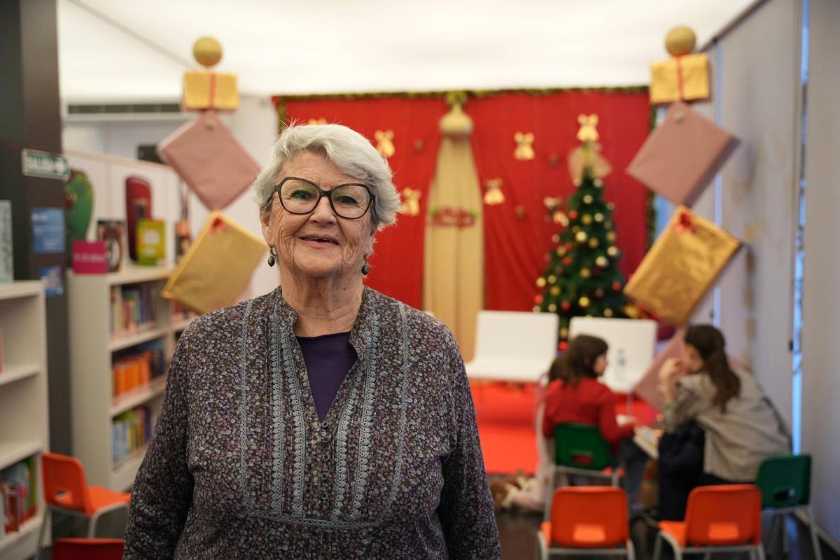 El taller intergeneracional 'Historias que nos unen' reúne a niños y mayores en la biblioteca Santa Ana