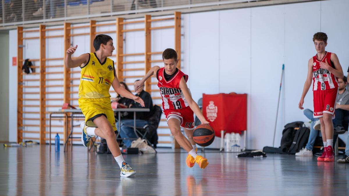 Martí Vilardell, amb la pilota, en un partit del Bàsquet Girona.